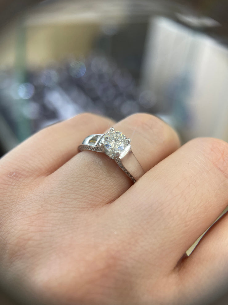 0-91ctw-canadian-diamond-round-brilliant-solitaire-tapered-wide-shank-fancy-hidden-side-best-proposal-spots-in-vancouver-fame-diamonds
