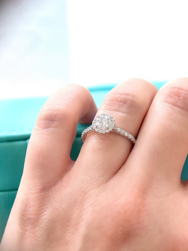 8k-white-gold-round-halo-side-diamond-engagemeent-ring-best-local-jewelers-in-Vancouver-fame-diamonds