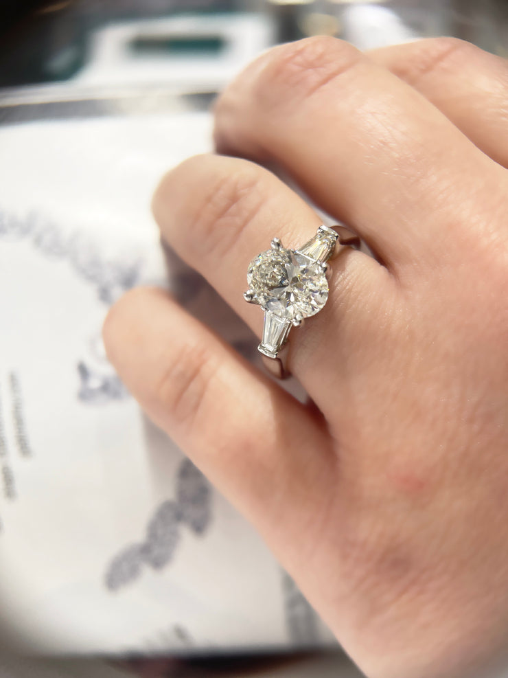 2-ct-oval-lab-diamond-three-stone-diamond-engagement-ring-Fame-Diamonds