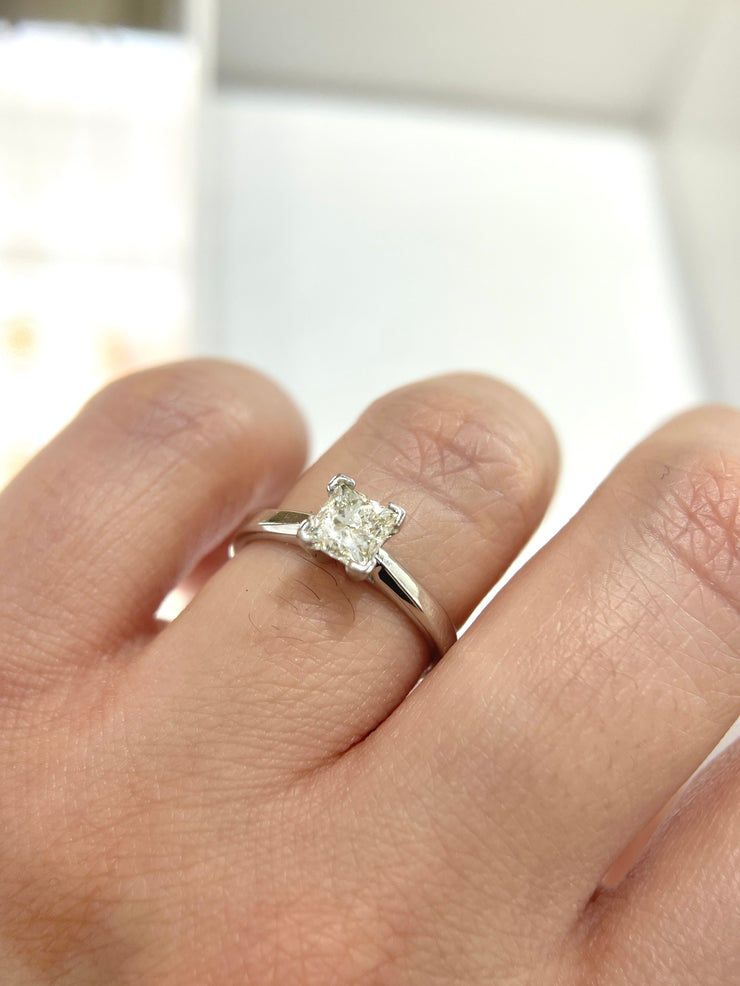 canadian-diamond-solitaire-engagement-ring-Best diamond rings- in-vancouver-fame-diamonds