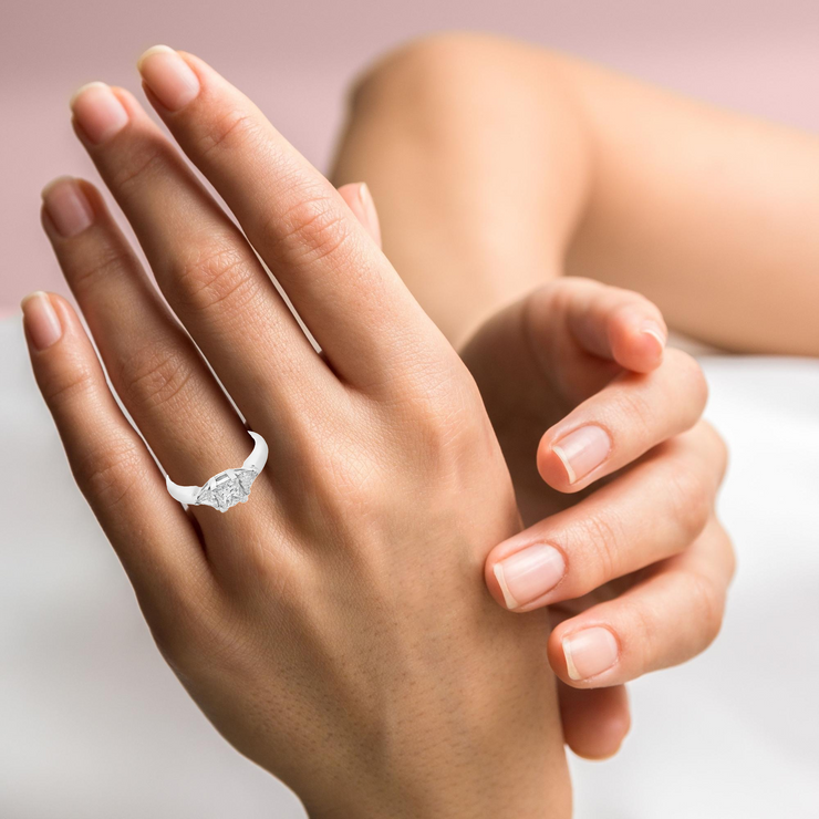 canadian-diamond-with-triangular-cut-side-diamonds-engagement-ring-in vancouver-Vancouver-engagement-ring-buying-guide
fame-diamonds