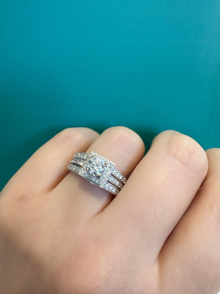 sparkly-18k-square-halo-with-round-brilliant-cut-canadian-bridal-set-diamond-engagement-engagement-gold-engagement-rings-vancouver-fame-diamonds