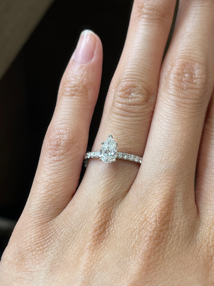 18k-white-gold-pear-shape-solitaire-side-diamond-engagement-ring-fame-diamonds