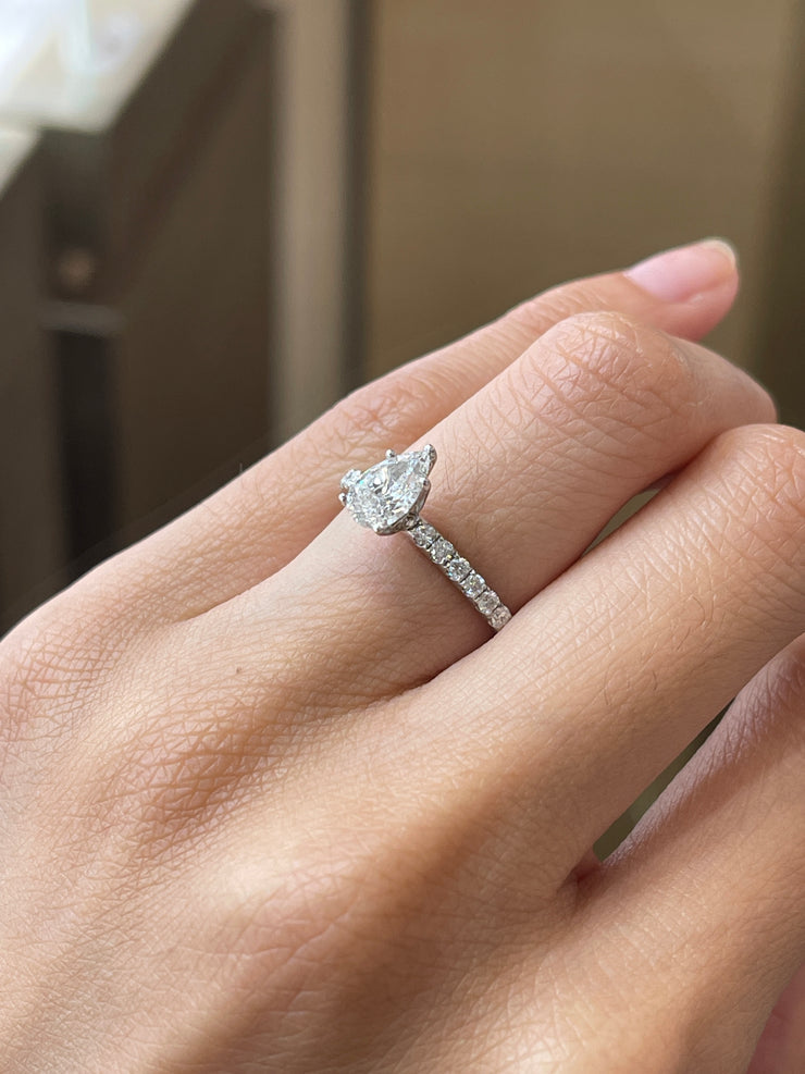 18k-white-gold-tear-drop-shape-solitaire-side-diamond-engagement-ring-fame-diamonds