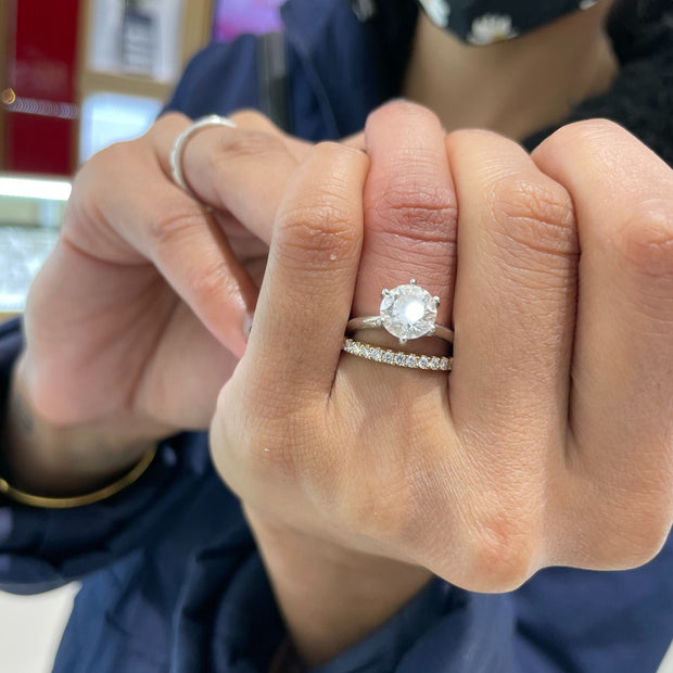 round-brilliant-solitaire-diamond-engagement-ring